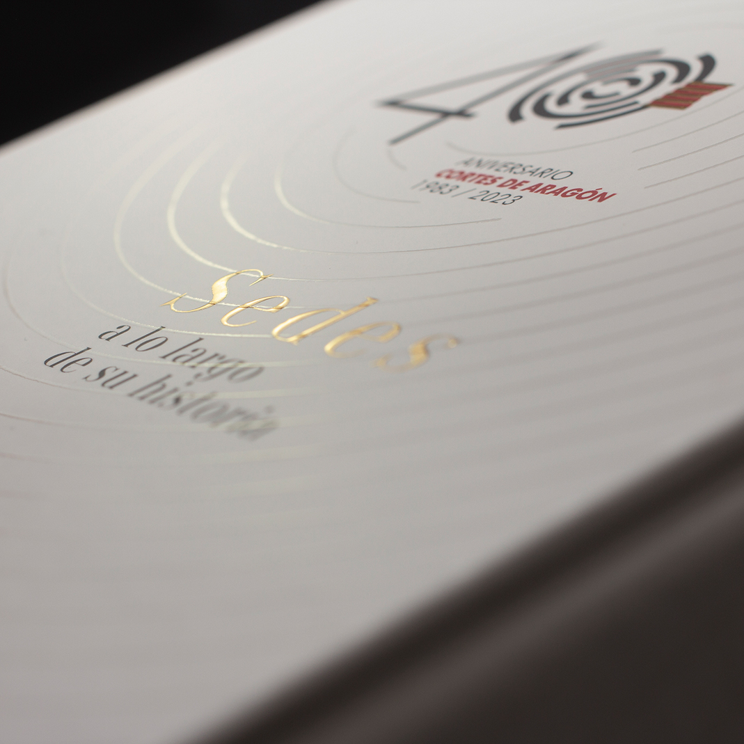 Detalle del estamping y del barniz UVI