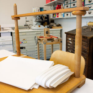 El telar para cosido manual de cuadernillos para encuadernación